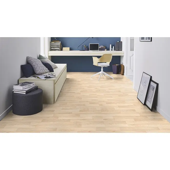 PVC-Boden Meterware Vinylboden 4m Diele Eiche hell creme weiss -  - Heller Holz-Effekt-Bodenbelag in einem modernen Home-Office mit blauer Wand und hellen Möbeln.