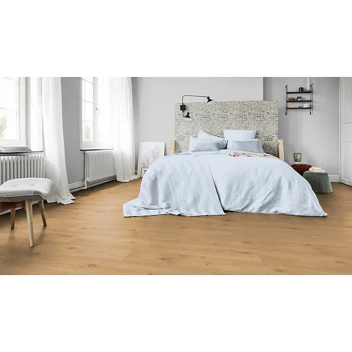 PVC-Boden Meterware Vinylboden 2m Diele Eiche rustikal -  - Heller Laminatboden aus Holz in einem gemütlichen Schlafzimmer.