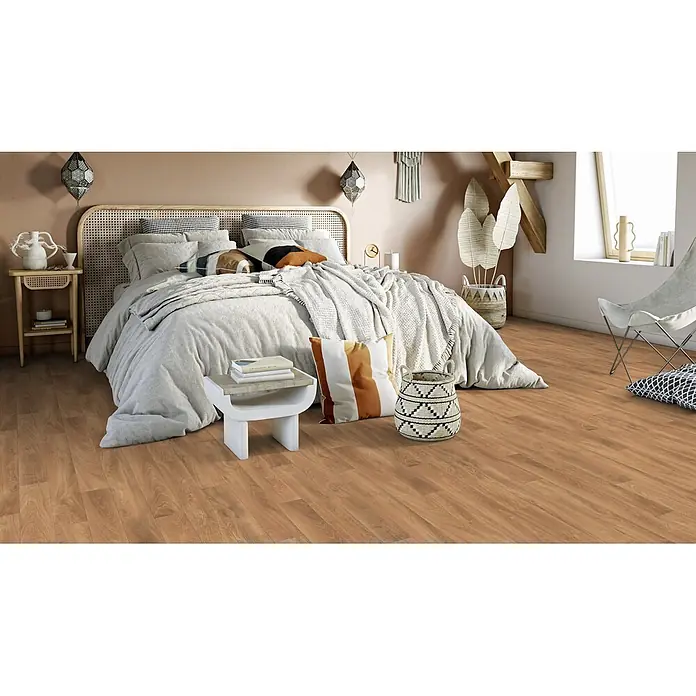 PVC-Boden Meterware Vinylboden 2m Diele Eiche dunkel -  - Heller brauner Dielenboden in einem gemütlichen Schlafzimmer, der eine warme und einladende Atmosphäre schafft.