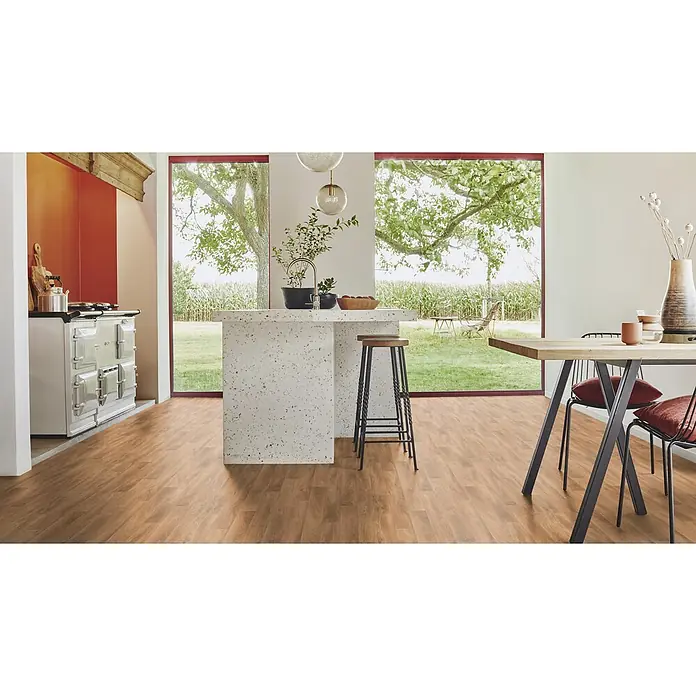 PVC-Boden Meterware Vinylboden 2m Diele Eiche dunkel -  - Warmer, natürlich wirkender Holzboden in einer hellen Küche-Essbereich.