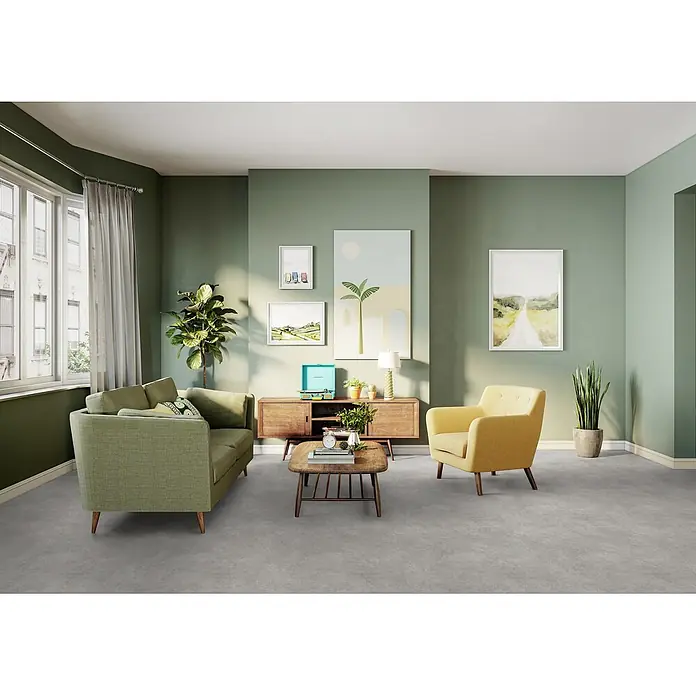 PVC-Boden Meterware Vinylboden 4m Beton hell-grau -  - Ein modernes Wohnzimmer mit grünen Wänden, einem grünen Sofa, einem gelben Sessel und Holzmöbeln.