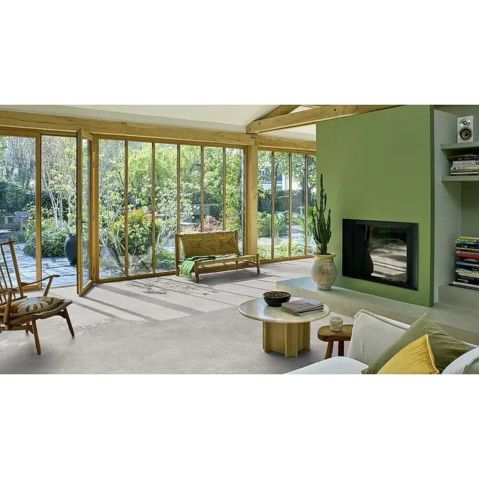 PVC-Boden Meterware Vinylboden 4m Beton hell-grau -  - Heller, grauer Boden mit dezenter Textur in einem hellen Wohnzimmer mit Gartenblick.