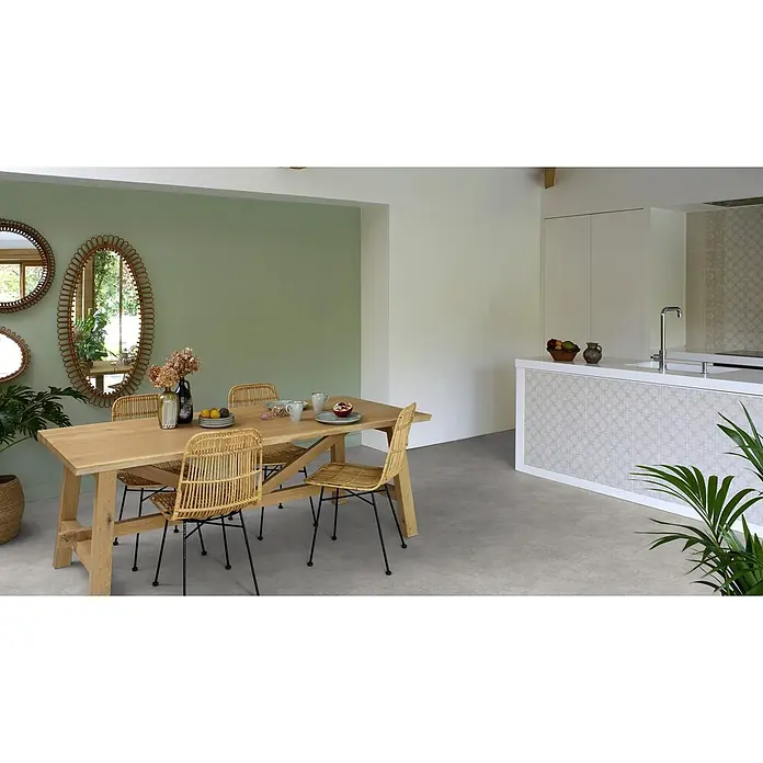 PVC-Boden Meterware Vinylboden 4m Beton hell-grau -  - Ess- und Küchenbereich mit hellem Holztisch, Rattanstühlen und einer Kücheninsel mit gemusterten Fliesen.