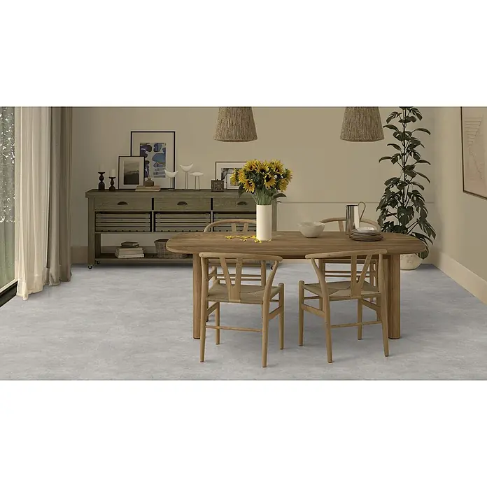 PVC-Boden Meterware Vinylboden 4m Beton hell-grau -  - Heller, grauer, strukturierter Bodenbelag in einem modernen Esszimmer mit Holzmöbeln.