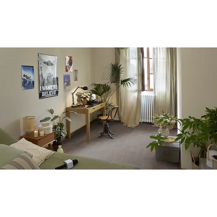 PVC-Boden Meterware Vinylboden 4m Diele Eiche dunkel -  - Ein gemütliches Zimmer mit Holzschreibtisch, Pflanzen und Postern an der Wand. Dunkler Holzboden ergänzt den einladenden Raum.