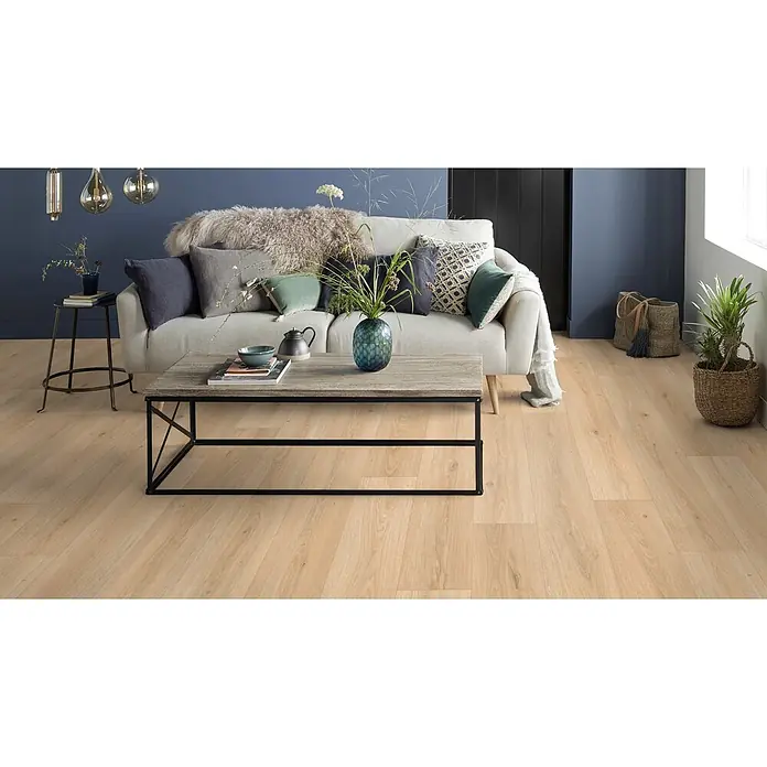 PVC-Boden Meterware Vinylboden 4m Diele Eiche creme rustikal -  - Heller Holzfußboden im Wohnzimmer mit realistischer Maserung.
