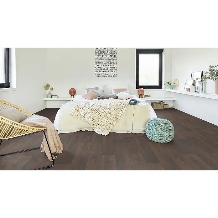 PVC-Boden Meterware Vinylboden 4m Diele Eiche dunkel -  - Dunkler Holz-Laminatboden in einem gemütlichen Schlafzimmer.