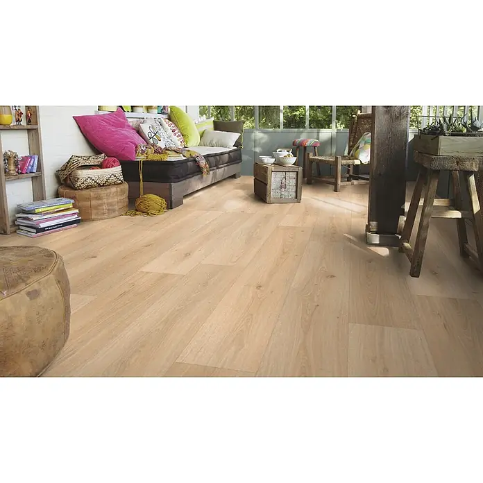 PVC-Boden Meterware Vinylboden 4m Diele Eiche creme rustikal -  - Heller Holzdielenboden in gemütlicher, rustikaler Wohnzimmereinrichtung.