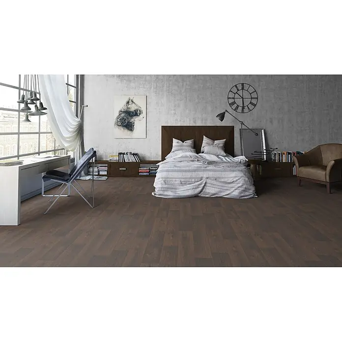 PVC-Boden Meterware Vinylboden 4m Diele Eiche dunkel -  - Dunkelbrauner Laminatboden in Holzoptik in einem modernen Schlafzimmer mit Bett, Schreibtisch und Sessel.
