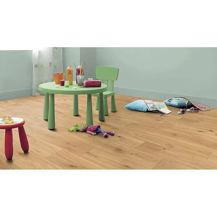PVC-Boden Meterware Vinylboden 2m Diele Eiche hell rustikal -  - Heller Holzplankenboden in einem Kinderspielbereich mit Spielzeug.