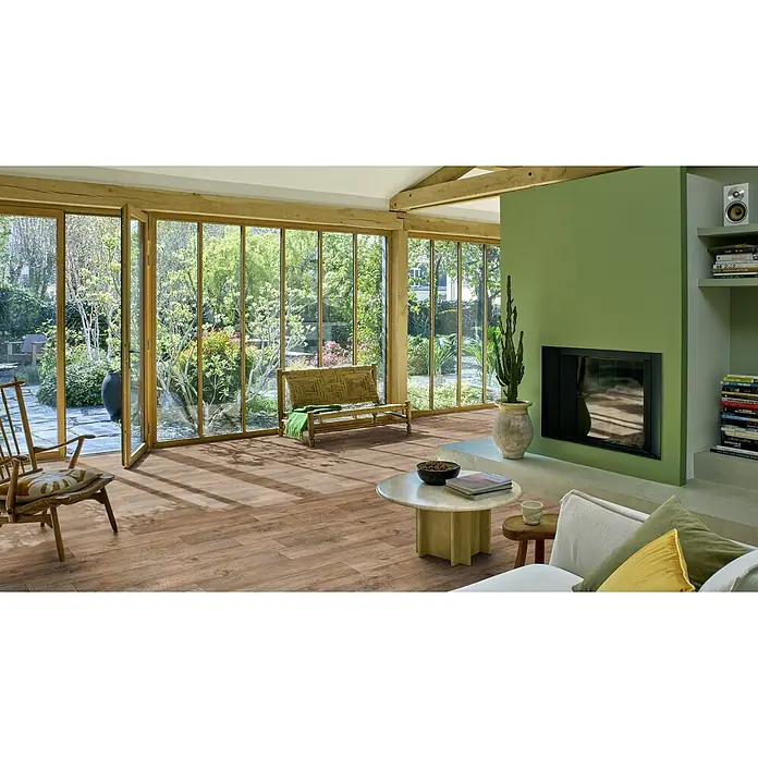 PVC-Boden Meterware Vinylboden 2m Diele Eiche rustikal antik -  - Warmer, brauner Holzboden mit natürlicher Maserung in einem hellen, modernen Wohnzimmer.