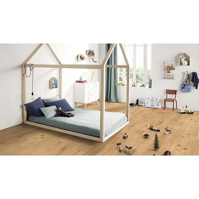 PVC-Boden Meterware Vinylboden 2m Diele Eiche hell rustikal -  - Heller Holzfußboden schafft eine warme, helle Atmosphäre in einem Kinderzimmer mit Hausbett und Spielzeug.