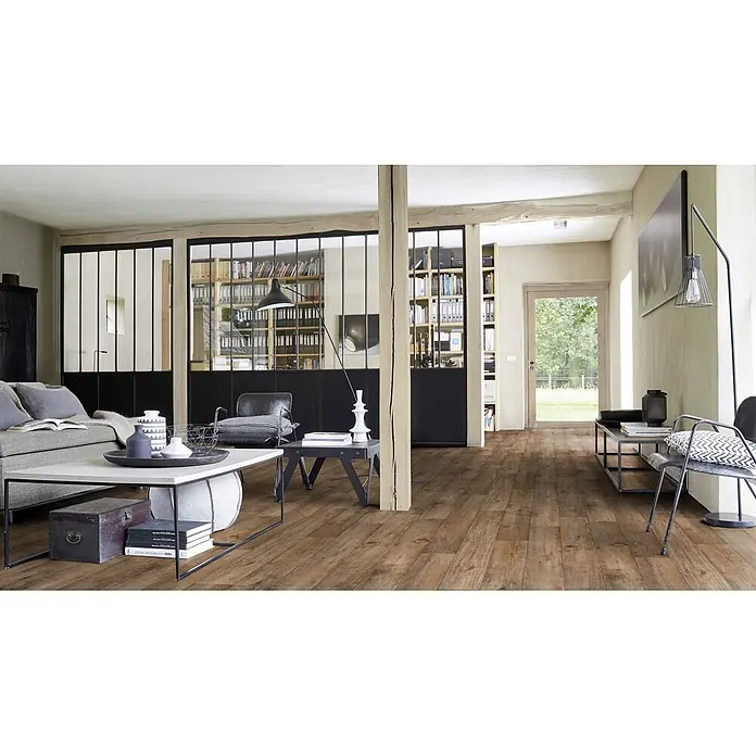 PVC-Boden Meterware Vinylboden 2m Diele Eiche rustikal antik -  - Warmer brauner Holzboden in einem geräumigen Wohnzimmer, der eine natürliche und einladende Basis für die Einrichtung bildet.