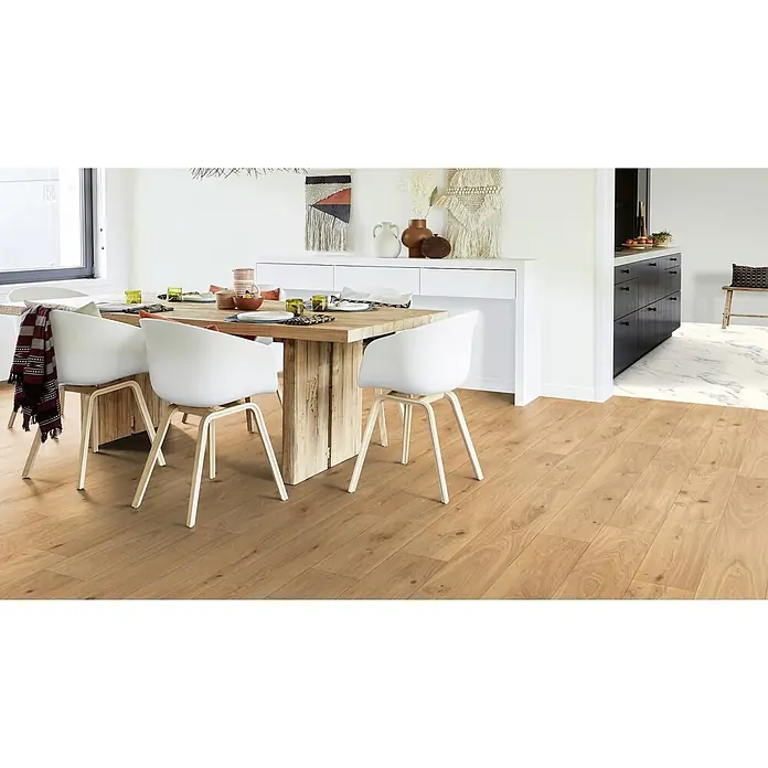 PVC-Boden Meterware Vinylboden 2m Diele Eiche hell rustikal -  - Helle Holzplanken bilden den Boden eines Esszimmers mit Tisch und Stühlen.