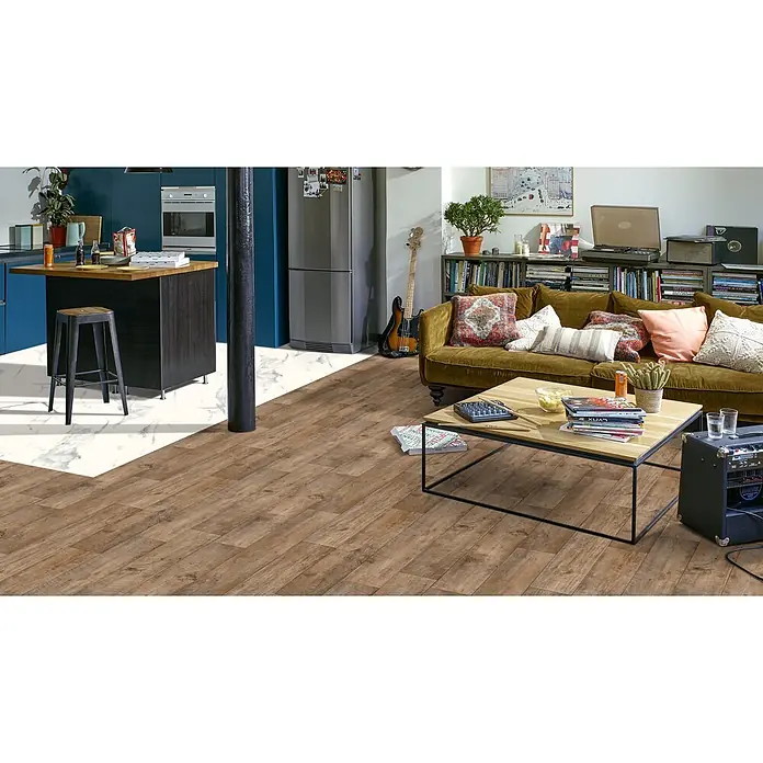 PVC-Boden Meterware Vinylboden 2m Diele Eiche rustikal antik -  - Ein Innenraum mit geteiltem Boden: warme Holzoptik-Dielen und elegante weiße Marmoroptik-Fliesen, die Zonen definieren.