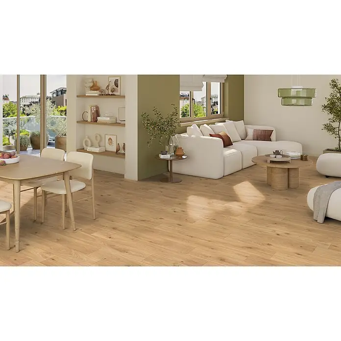 PVC-Boden Meterware Vinylboden 2m Diele Eiche hell rustikal -  - Heller Laminatboden in Eichenholzoptik in einem modernen Wohn- und Esszimmer, der seine natürliche Maserung zeigt.