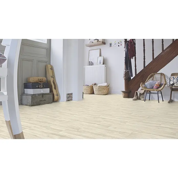 PVC-Boden Meterware Vinylboden 2m Diele Eiche hell weiss creme -  - Heller Dielenboden in Holzoptik in einem gemütlichen Flur, der eine einladende Atmosphäre schafft.