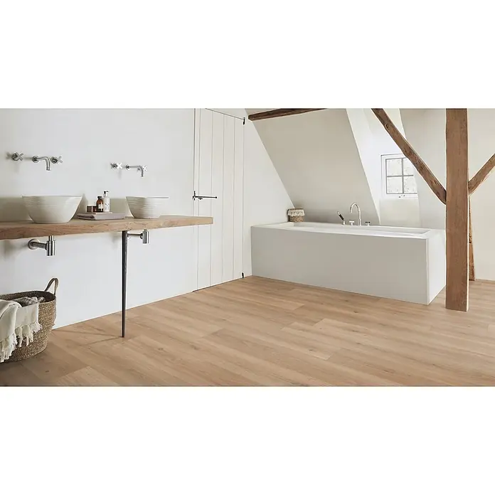 PVC-Boden Meterware Vinylboden 2m Diele Eiche rustikal gekalkt -  - Heller Holzplankenboden in einem modern-rustikalen Badezimmer mit Doppelwaschtisch und Einbaubadewanne.