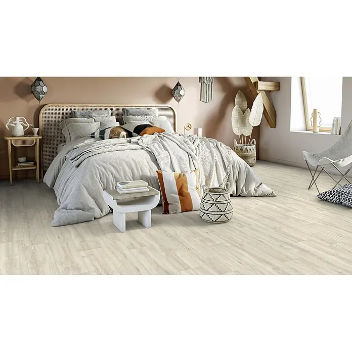 PVC-Boden Meterware Vinylboden 2m Diele Eiche hell weiss creme -  - Heller Holzplankenboden in einem gemütlichen Schlafzimmer, der die einladende Atmosphäre verstärkt.