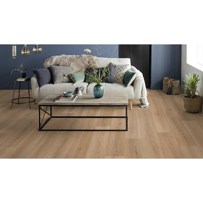 PVC-Boden Meterware Vinylboden 2m Diele Eiche rustikal gekalkt -  - Heller Holzoptik-Dielenboden in einem modernen Wohnzimmer.