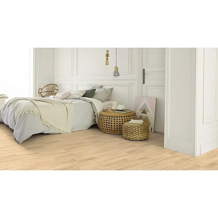 PVC-Boden Meterware Vinylboden 2m Diele Eiche hell -  - Helle Holzfußbodenpaneele in einem hellen, modernen Schlafzimmer verlegt.