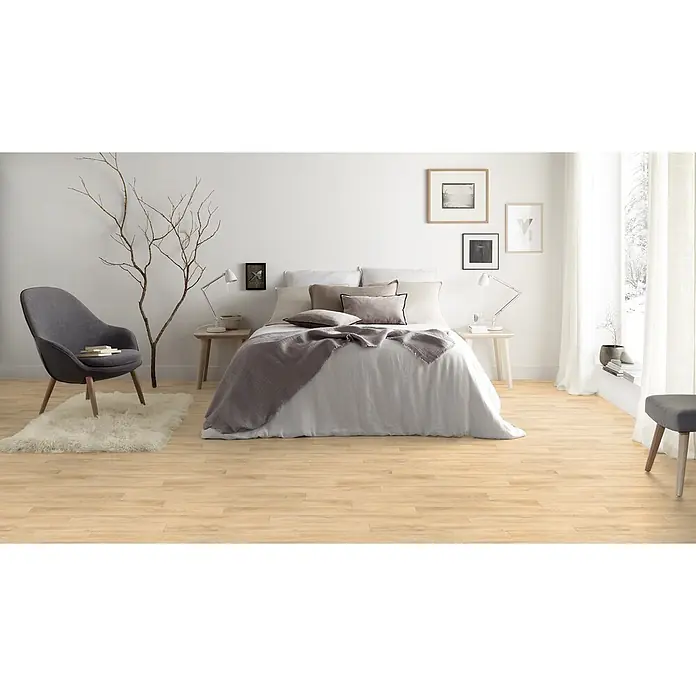 PVC-Boden Meterware Vinylboden 2m Diele Eiche hell -  - Helle Holzplanken bedecken den Boden eines modernen Schlafzimmers mit weißem Bett.