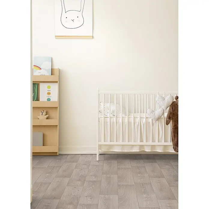 PVC-Boden Meterware Vinylboden 2m Diele Eiche grau -  - Heller grauer Holzboden in einem gemütlichen Kinderzimmer mit weißem Babybett und Holzregal.