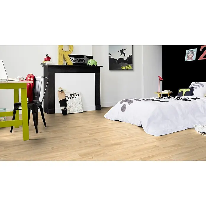 PVC-Boden Meterware Vinylboden 2m Diele Eiche hell -  - Helle Holzbodenoptik-Planken in einem modernen und hellen Schlafzimmer.