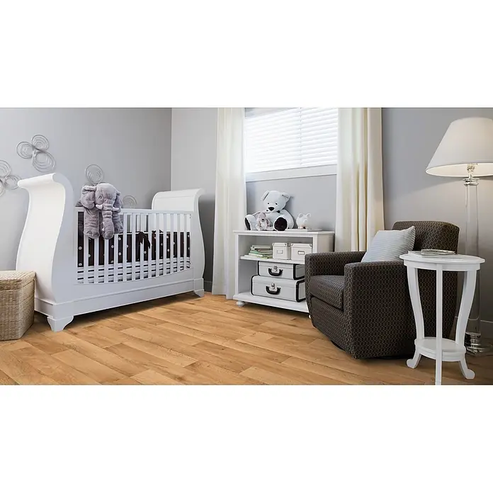 PVC-Boden Meterware Vinylboden 4m Diele Eiche rustikal -  - Natürlicher hellbrauner Holzboden in einem gemütlichen Kinderzimmer mit weißem Babybett und Sessel.