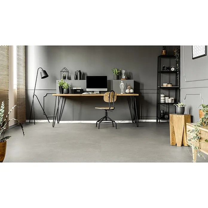 PVC-Boden Meterware Vinylboden 2m Beton grau hell -  - Grauer Boden in einem modernen Home Office mit Schreibtisch, Stuhl und Deko.