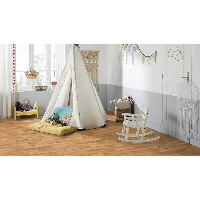 PVC-Boden Meterware Vinylboden 4m Diele Eiche rustikal -  - Hellbrauner Holzboden in einem spielerischen Kinderzimmer mit Tipi und Spielzeug, der einen warmen, einladenden Raum schafft.