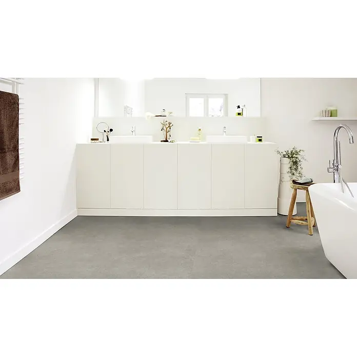 PVC-Boden Meterware Vinylboden 2m Beton grau hell -  - Grauer Boden in Betonoptik in einem modernen Badezimmer verlegt.