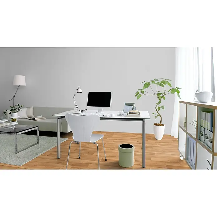PVC-Boden Meterware Vinylboden 4m Diele Eiche rustikal -  - Ein hellgrüner runder Papierkorb steht auf Holzboden neben einem weißen Bürostuhl in einem modernen Home-Office.