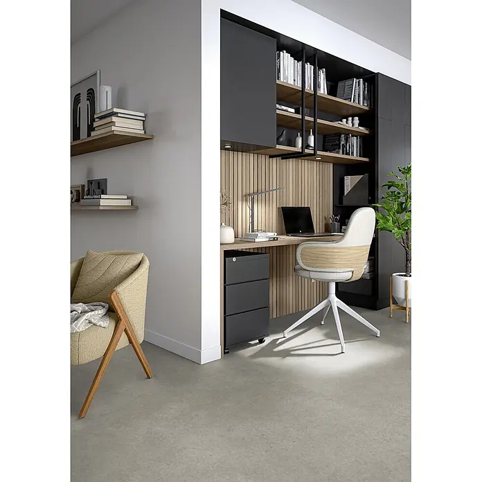 PVC-Boden Meterware Vinylboden 2m Beton grau hell -  - Modernes Home-Office mit dunkelgrauem und Holzschreibtisch, integrierten Regalen und ergonomischem Stuhl für einen stilvollen Arbeitsbereich.