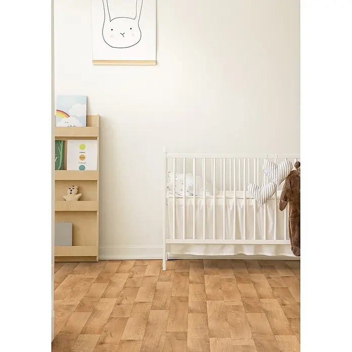 PVC-Boden Meterware Vinylboden 4m Diele Eiche rustikal -  - Ein helles und luftiges Babyzimmer mit einem weißen Kinderbett, Holzboden und Bücherregal.