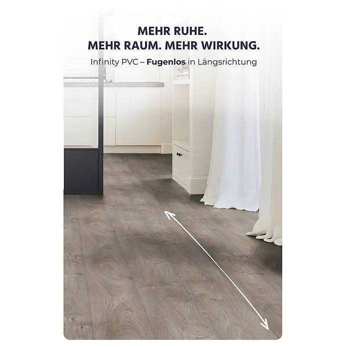PVC-Boden Meterware Vinylboden 4m Holzoptik Diele Eiche dunkel-grau -  - Holzoptik-PVC-Bodenbelag fugenlos in Längsrichtung in einem modernen Wohnraum verlegt, durch Pfeil hervorgehoben.