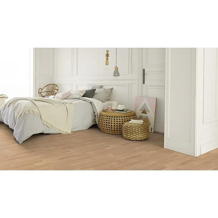 PVC-Boden Meterware Vinylboden 4m Schiffsboden Buche gedämpft -  - Heller Holzfußboden in Naturholzoptik in einem hellen Schlafzimmer mit Bett und stilvollen Möbeln.
