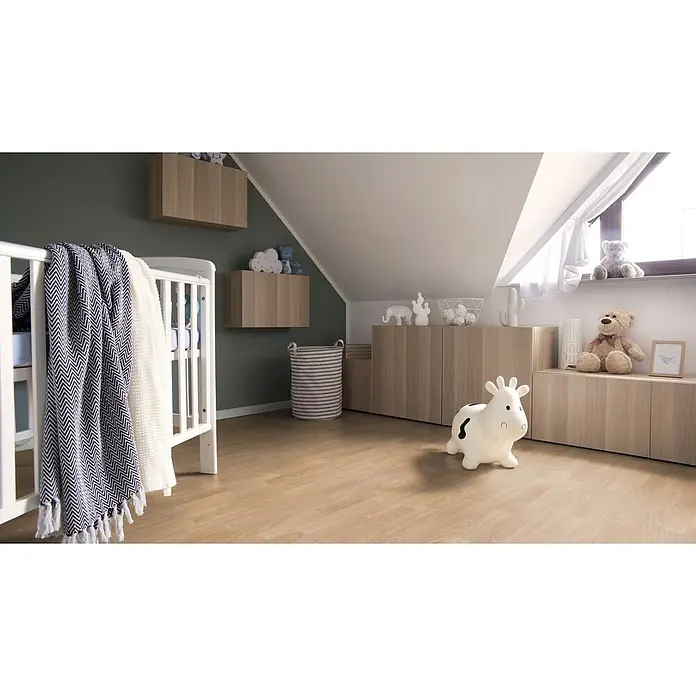 PVC-Boden Meterware Vinylboden 4m Schiffsboden Buche gedämpft -  - Heller Holzfußboden in einem hellen Kinderzimmer mit Kinderbett und Aufbewahrungsmöbeln.