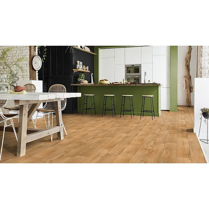 PVC-Boden Meterware Vinylboden 4m Diele Eiche dunkel rustikal -  - Heller Holzdielenboden in einem stilvollen offenen Küchen- und Essbereich verlegt.