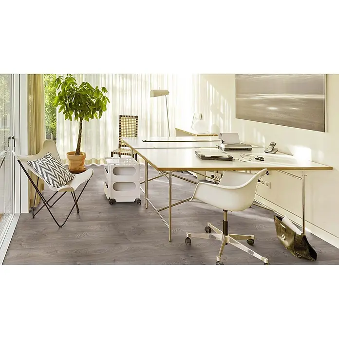 PVC-Boden Meterware Vinylboden 4m Holzoptik Diele Eiche dunkel-grau -  - Grauer Holzplankenboden schafft eine moderne, helle Ästhetik in einem Heimbüro.