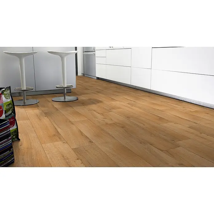PVC-Boden Meterware Vinylboden 4m Diele Eiche dunkel rustikal -  - Hellbraune Holzfußbodenpaneele in einer modernen Küche mit weißen Schränken und Barhockern.