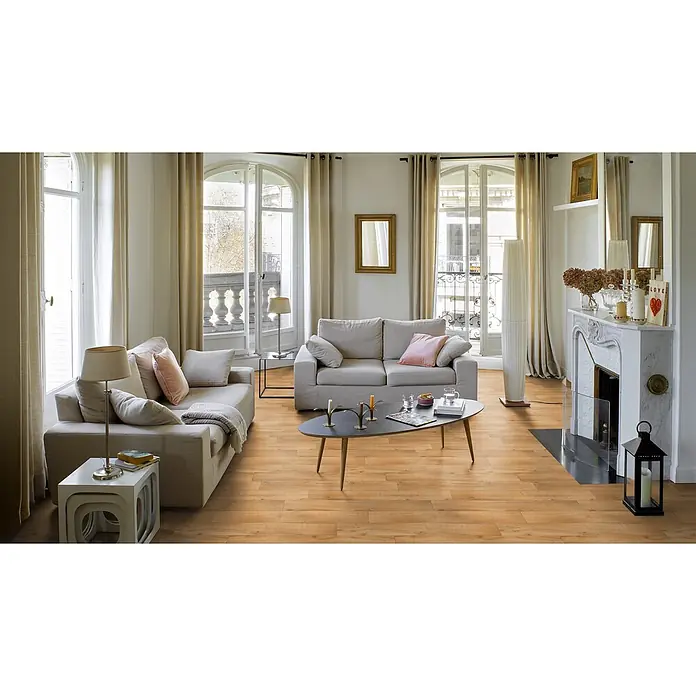 PVC-Boden Meterware Vinylboden 4m Diele Eiche dunkel rustikal -  - Heller, naturbelassener Holzfußboden mit sichtbarer Maserung, verlegt in einem gemütlichen Wohnzimmer.