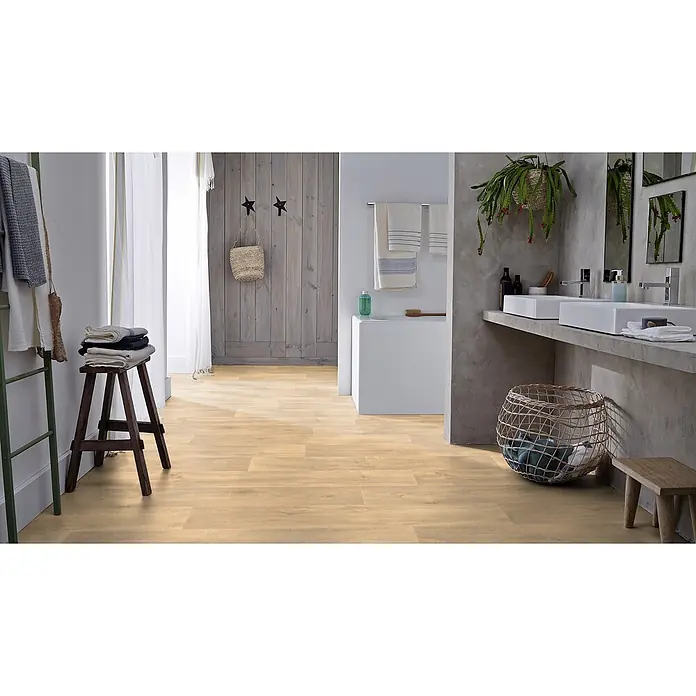 PVC-Boden Meterware Vinylboden 4m Diele Eiche hell antik -  - Helle Holzfußbodendielen erstrecken sich durch ein modernes Badezimmer mit Beton- und Holzwänden.
