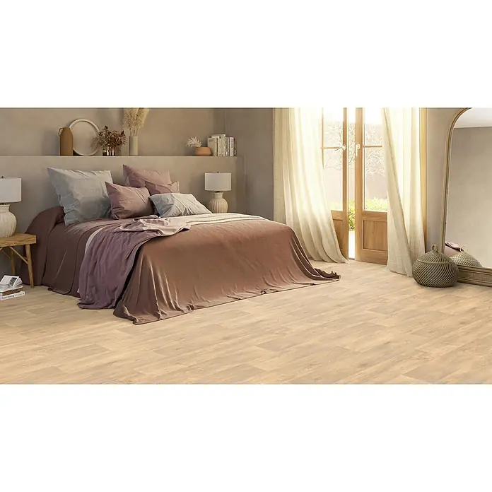 PVC-Boden Meterware Vinylboden 4m Diele Eiche hell antik -  - Helle Holzfußbodendielen in einem warmen, einladenden Schlafzimmer.