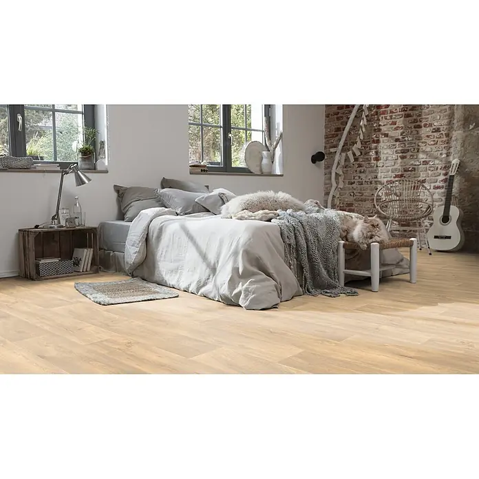 PVC-Boden Meterware Vinylboden 4m Diele Eiche hell antik -  - Heller Holzfußboden in einem gemütlichen Schlafzimmer.
