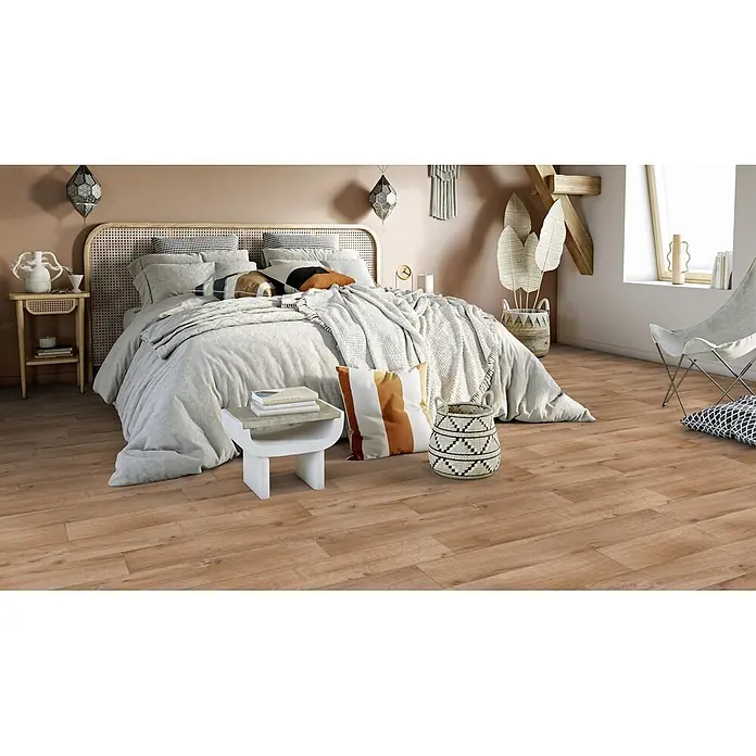 PVC-Boden Meterware Vinylboden 2m Diele Eiche dunkel -  - Hellbrauner Dielenboden in einem gemütlichen Schlafzimmer mit Bett und natürlicher Deko.