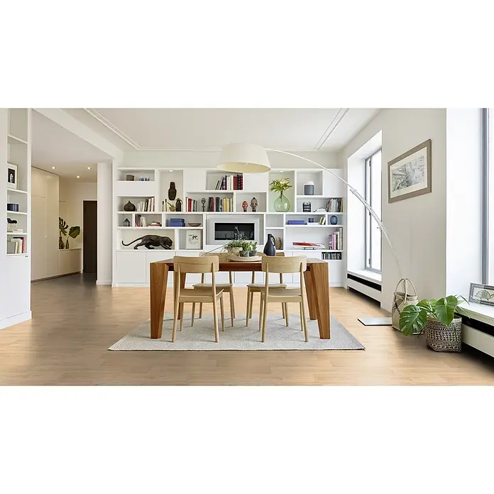 PVC-Boden Meterware Vinylboden 2m Diele Eiche hell creme -  - Helle Eichenholzfußboden in einem modernen Esszimmer mit Holztisch und Stühlen.