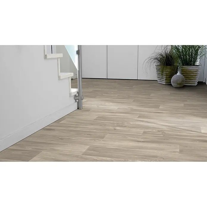 PVC-Boden Meterware Vinylboden 2m Diele Eiche grau antik -  - Hellbraun-grauer Holzboden in Dielenoptik in einem modernen Raum unter einer Treppe.