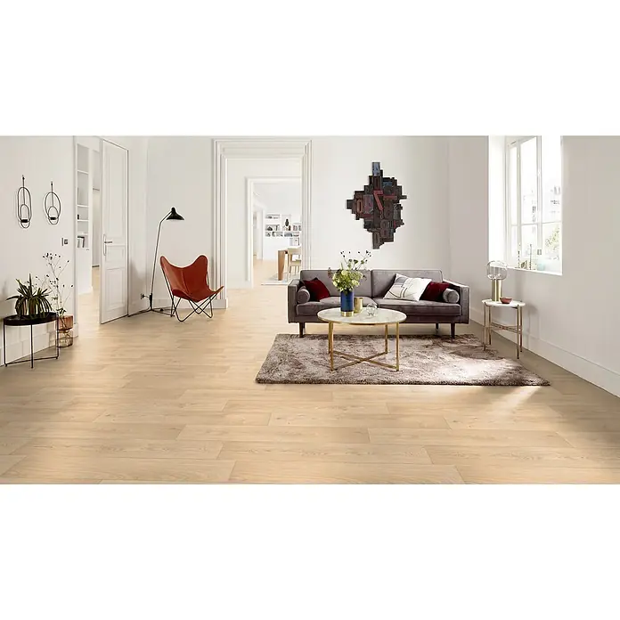PVC-Boden Meterware Vinylboden 2m Diele Eiche hell creme -  - Helle Holzplankenböden, verlegt in einem modernen Wohnzimmer und verbundenen Räumen.