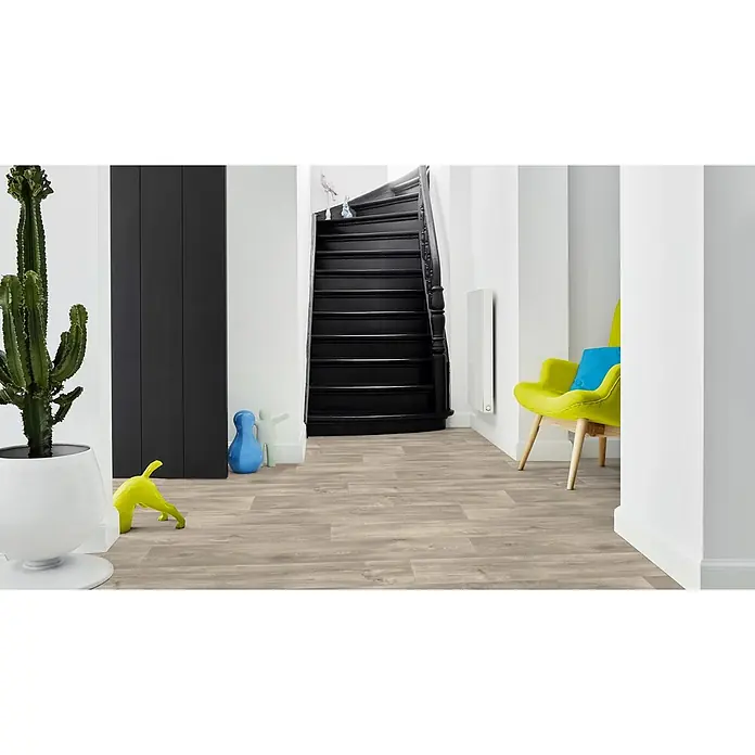 PVC-Boden Meterware Vinylboden 2m Diele Eiche grau antik -  - Heller Holzboden in einem modernen Flur mit schwarzer Treppe und grünem Sessel.